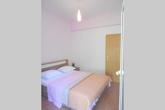 Holiday Home With Free Parking By The Beach Brela Habitación foto